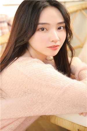 跟校花交往后，她成了当红巨星全文阅读